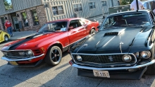 Красный и черный Ford Mustang выставлены на продажу